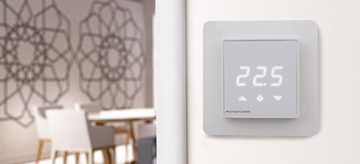 Hus innvendig med smart temperaturbryter på vegg